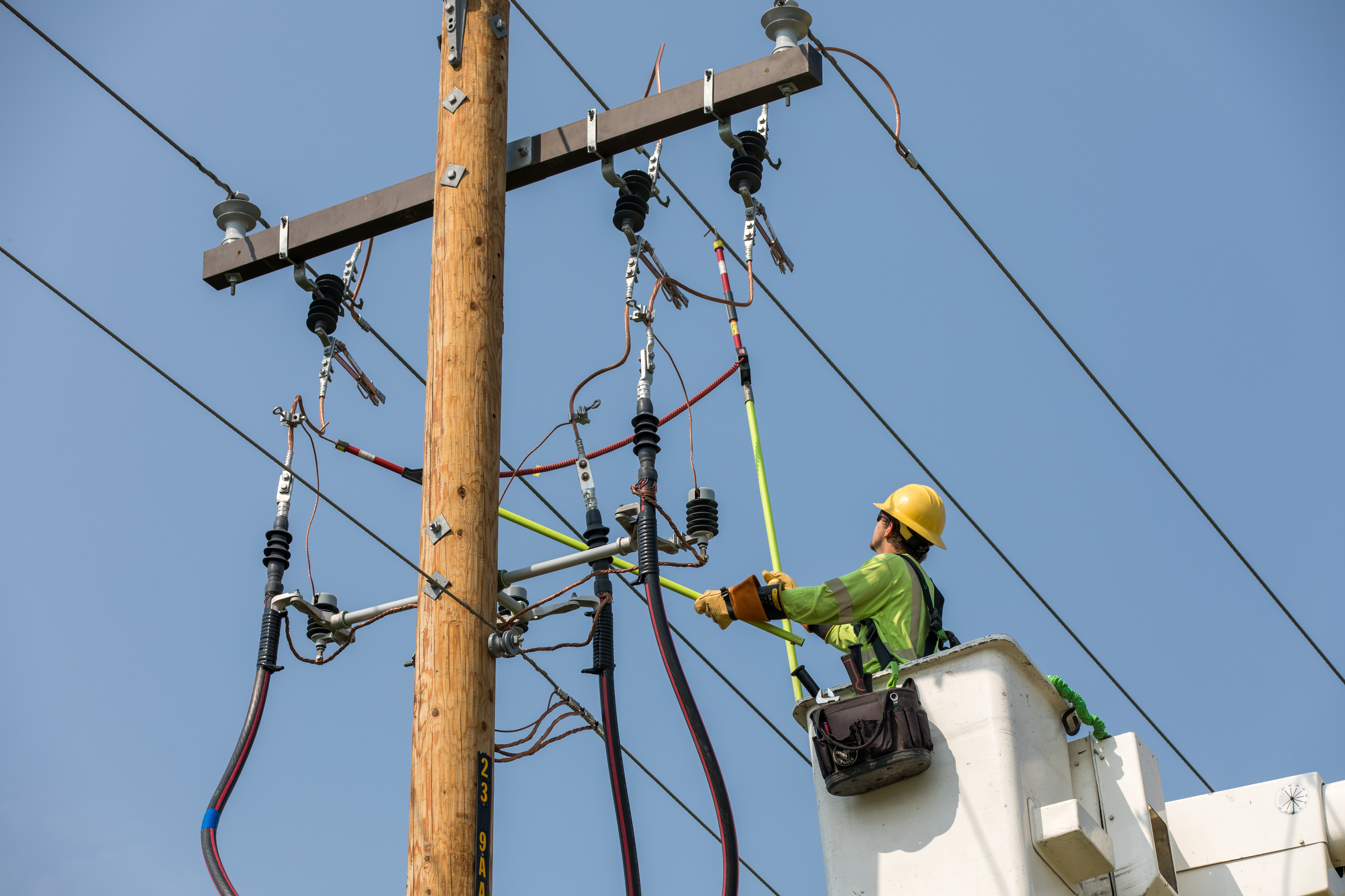 linemen working